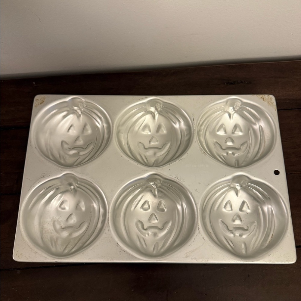 Wilton Silver Jack-O'-Lantern Cake Pan